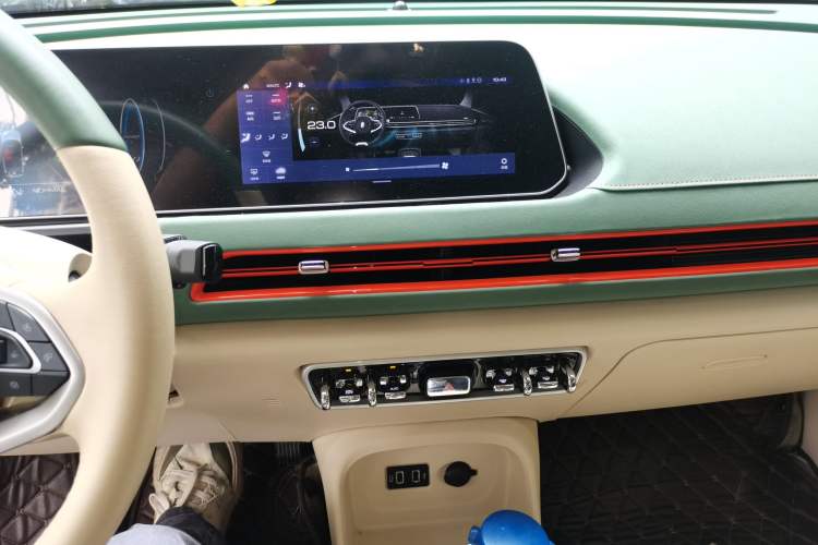 Used ORA Good Cat 2022 400km Standard Range Luxury Version Lithium Iron Phosphate Audio And AC Panel
