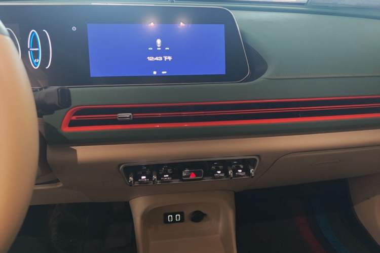 Used ORA Good Cat 2022 Morandi Edition 400km Standard Range Luxury Version Lithium-Ion Battery Audio And AC Panel