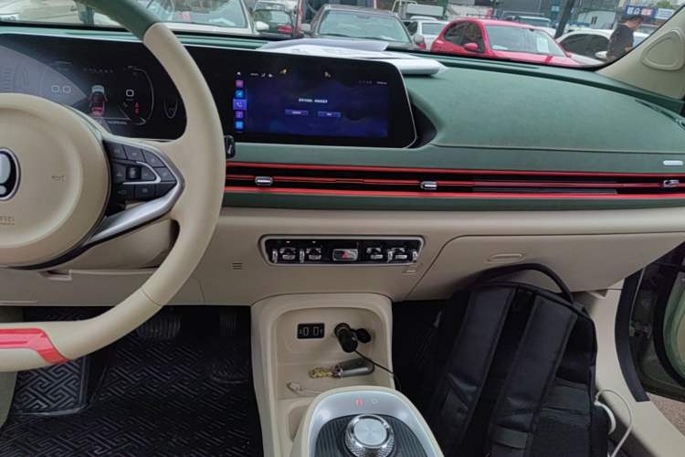 Used ORA Good Cat 2022 400km Standard Range Premium Version Lithium-Ion Battery Audio And AC Panel