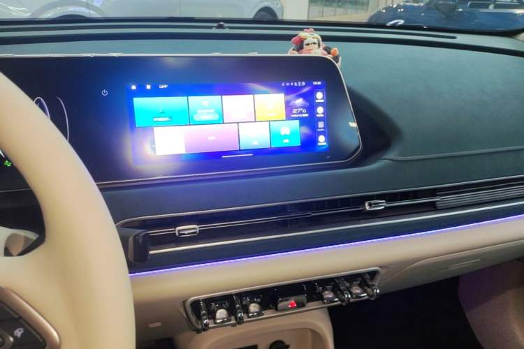 Used ORA Good Cat 2022 400km Standard Range Premium Version Lithium-Ion Battery Audio And AC Panel