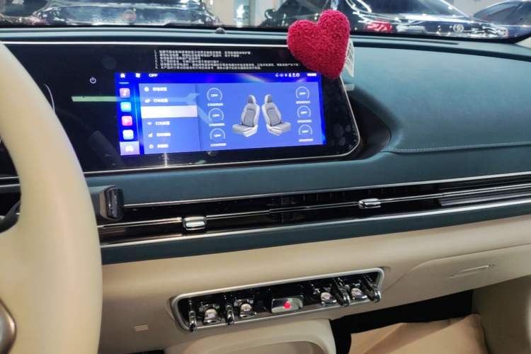 Used ORA Good Cat 2022 400km Standard Range Premium Version Lithium-Ion Battery Audio And AC Panel