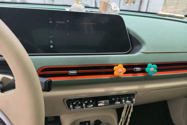 Used ORA Good Cat 2022 400km Standard Range Premium Version Lithium-Ion Battery Audio And AC Panel