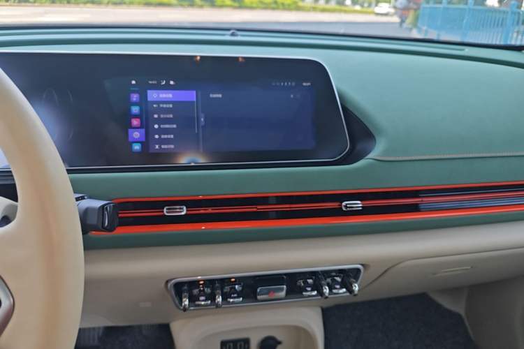 Used ORA Good Cat 2022 Morandi Edition 400km Standard Range Premium Version Lithium-Ion Battery Audio And AC Panel