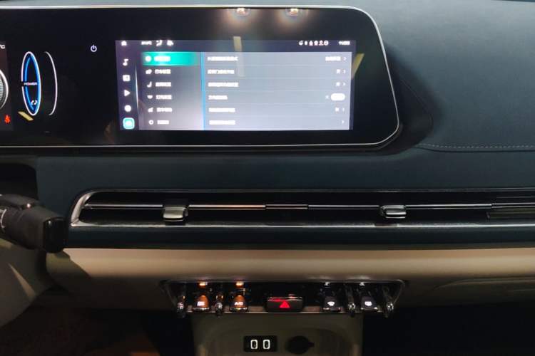 Used ORA Good Cat 2022 400km Standard Range Premium Version Lithium-Ion Battery Audio And AC Panel