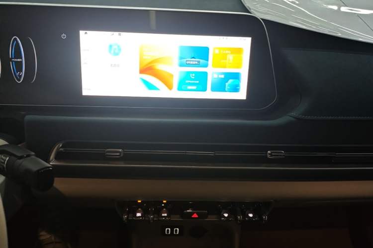 Used ORA Good Cat 2022 400km Standard Range Premium Version Lithium-Ion Battery Audio And AC Panel