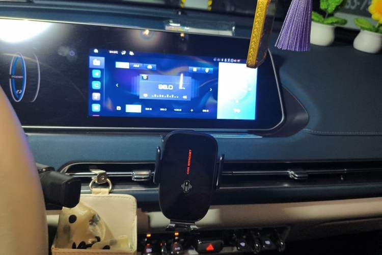 Used ORA Good Cat 2022 400km Standard Range Premium Version Lithium-Ion Battery Audio And AC Panel