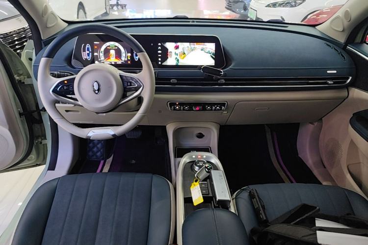 Used ORA Good Cat 2022 Morandi Edition 400km Standard Range Luxury Version Lithium-Ion Battery Center Console