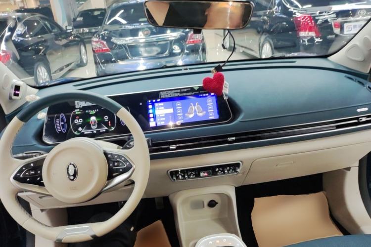 Used ORA Good Cat 2022 400km Standard Range Premium Version Lithium-Ion Battery Center Console