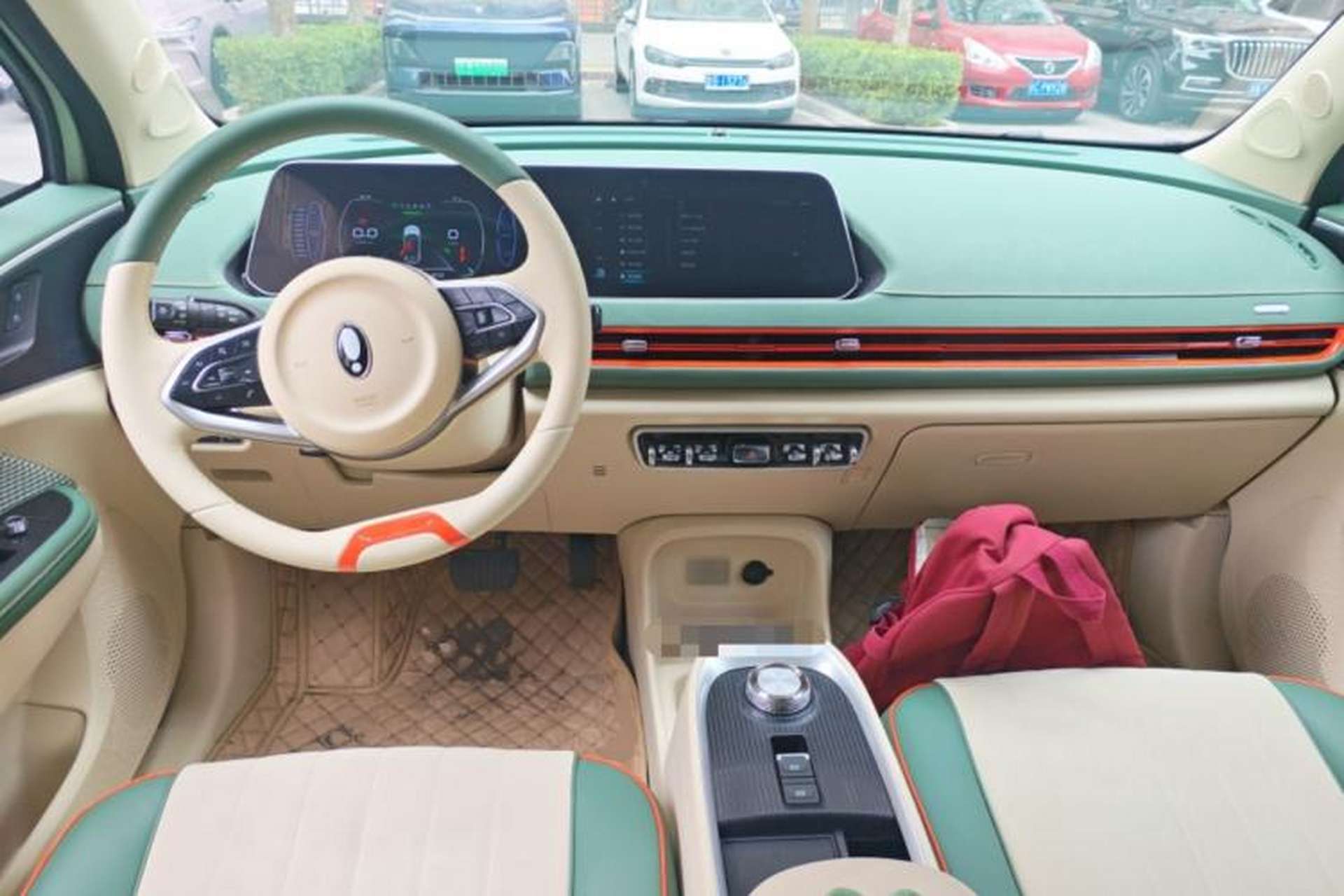 Used ORA Good Cat 2022 Morandi Edition 400km Standard Range Luxury Version Lithium-Ion Battery Center Console