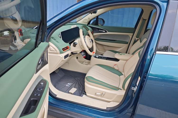 Used ORA Good Cat 2022 Morandi Edition 400km Standard Range Premium Version Lithium-Ion Battery Driver Seat