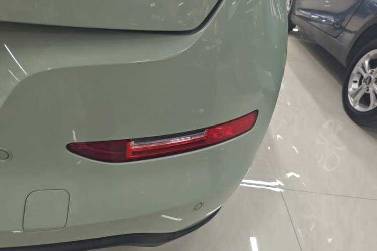 Used ORA Good Cat 2022 Morandi Edition 400km Standard Range Premium Version Lithium-Ion Battery Exterior 3