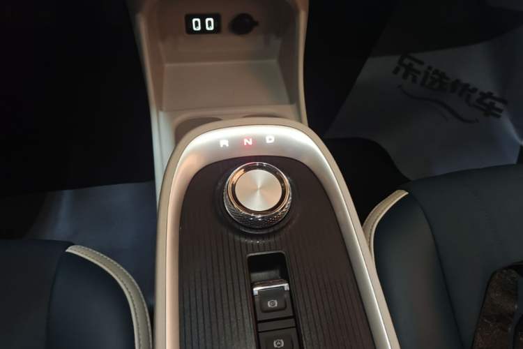 Used ORA Good Cat 2022 Morandi Edition 400km Standard Range Luxury Version Lithium-Ion Battery Gear Lever