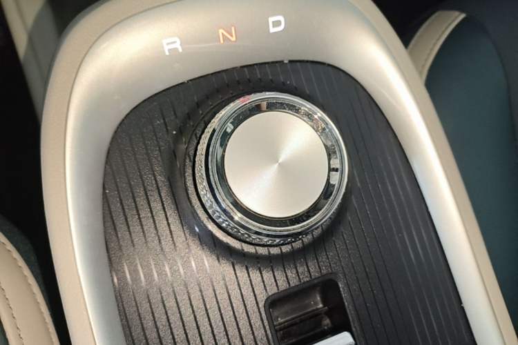 Used ORA Good Cat 2022 Morandi Edition 400km Standard Range Luxury Version Lithium-Ion Battery Gear Lever
