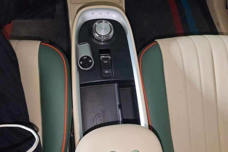 Used ORA Good Cat 2022 Morandi Edition 400km Standard Range Luxury Version Lithium-Ion Battery Gear Lever