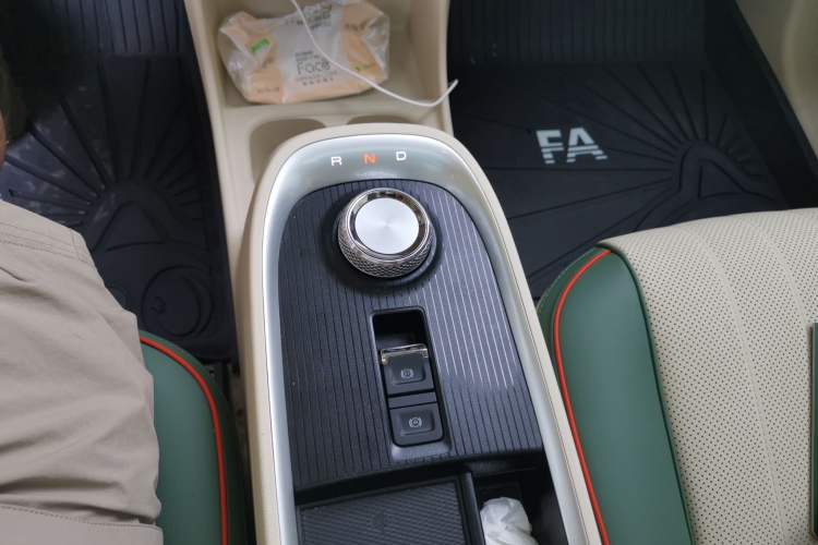 Used ORA Good Cat 2022 Morandi Edition 400km Standard Range Premium Version Lithium-Ion Battery Gear Lever