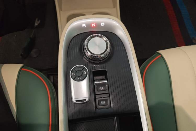 Used ORA Good Cat 2022 Morandi Edition 400km Standard Range Luxury Version Lithium-Ion Battery Gear Lever