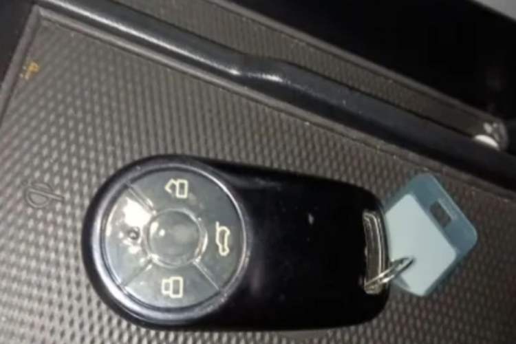 Used ORA Good Cat 2022 Morandi Edition 400km Standard Range Premium Version Lithium-Ion Battery Interior 1
