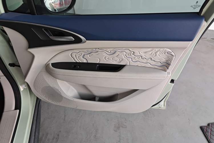 Used ORA Good Cat 2022 Morandi Edition 400km Standard Range Premium Version Lithium-Ion Battery Interior 5