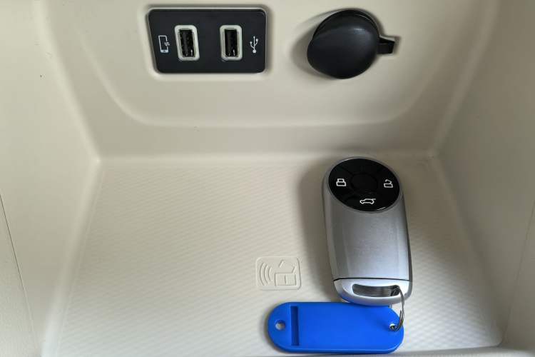 Used ORA Good Cat 2022 Morandi Edition 400km Standard Range Luxury Version Lithium-Ion Battery Interior 5