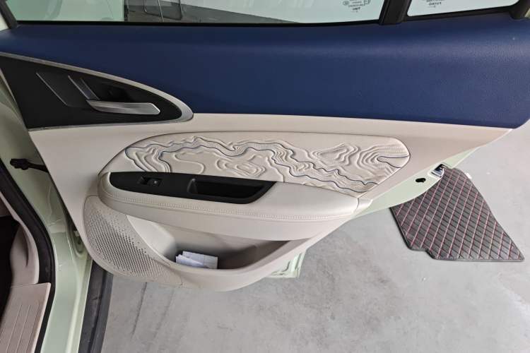 Used ORA Good Cat 2022 Morandi Edition 400km Standard Range Premium Version Lithium-Ion Battery Interior 6