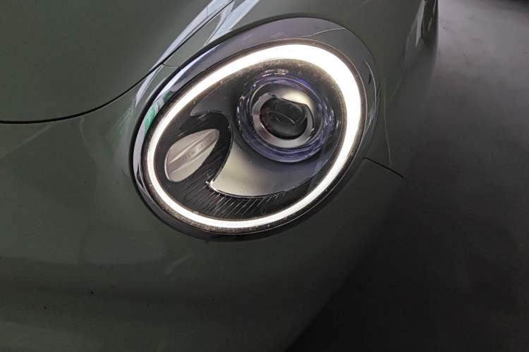 Used ORA Good Cat 2022 Morandi Edition 400km Standard Range Premium Version Lithium-Ion Battery Left Front Headlight