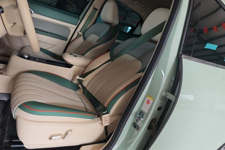 Used ORA Good Cat 2022 Morandi Edition 400km Standard Range Luxury Version Lithium-Ion Battery Left Front Seat