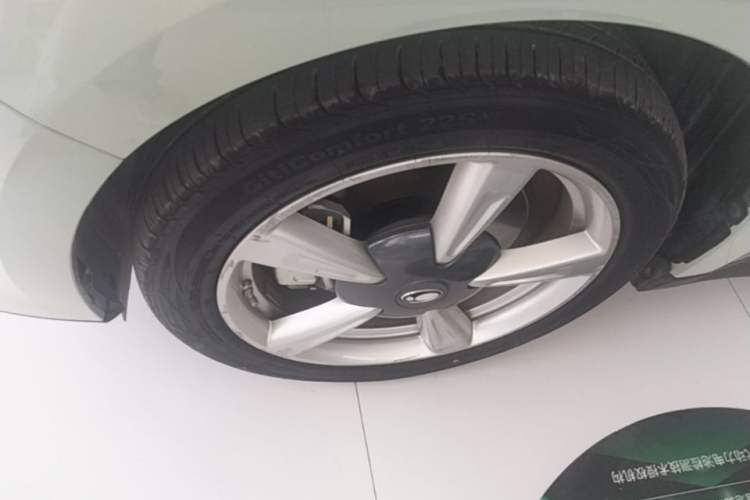 Used ORA Good Cat 2022 Morandi Edition 400km Standard Range Premium Version Lithium-Ion Battery Left Front Wheel Hub
