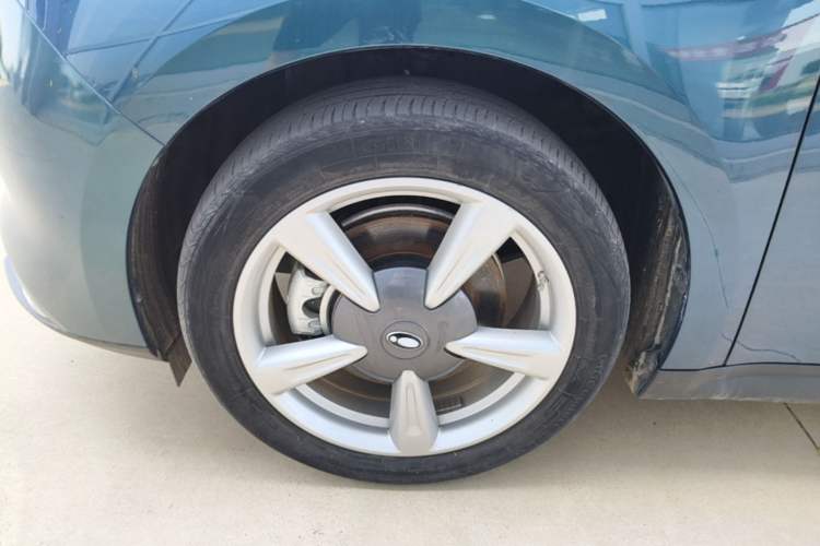 Used ORA Good Cat 2022 400km Standard Range Premium Version Lithium-Ion Battery Left Front Wheel Hub