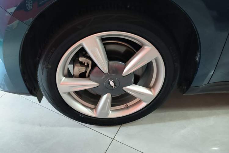 Used ORA Good Cat 2022 400km Standard Range Premium Version Lithium Iron Phosphate Left Front Wheel Hub