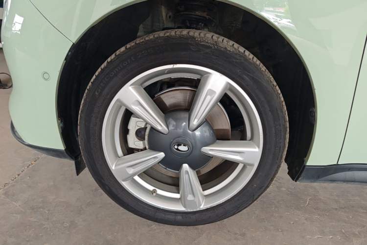 Used ORA Good Cat 2022 Morandi Edition 400km Standard Range Luxury Version Lithium-Ion Battery Left Front Wheel Hub