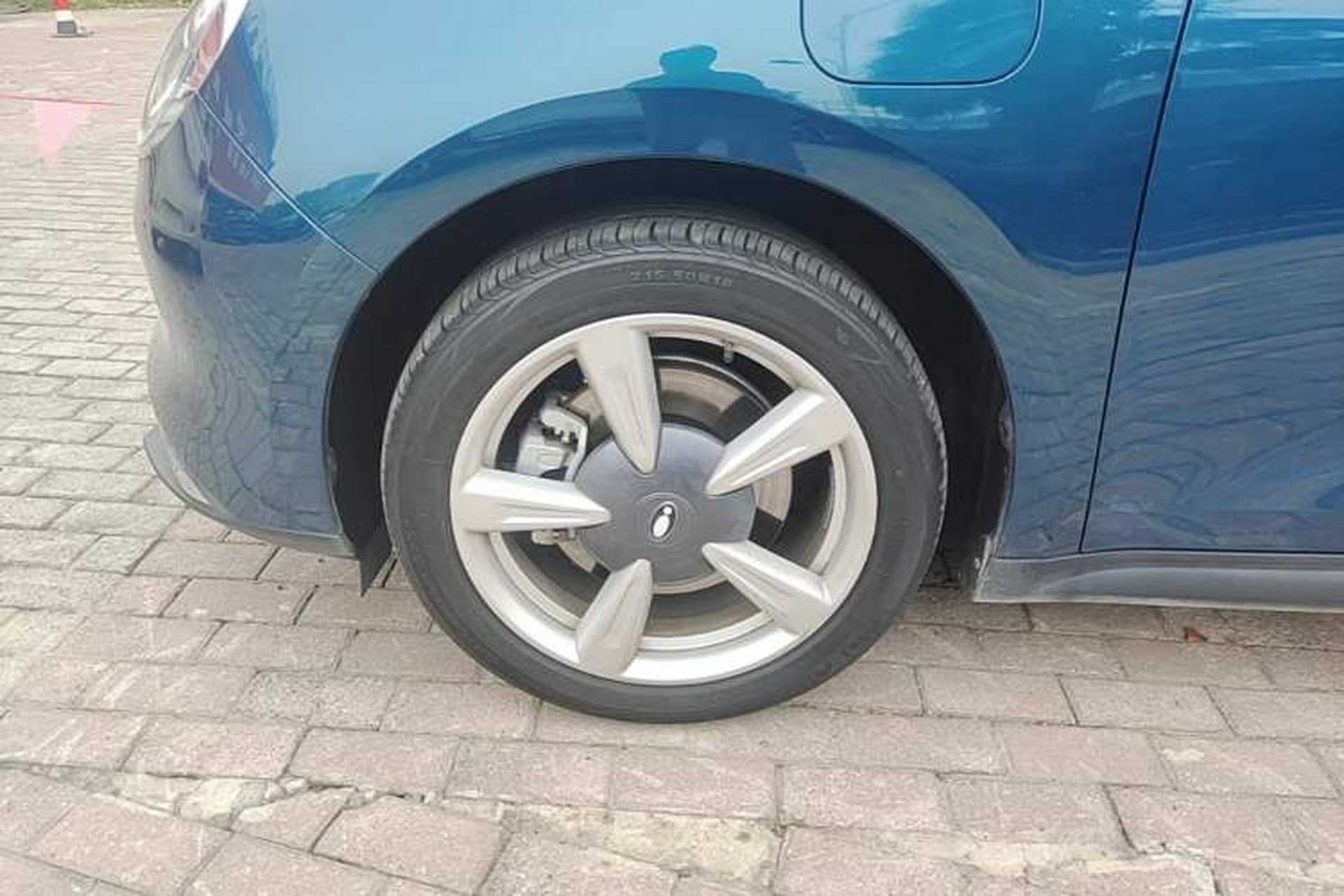 Used ORA Good Cat 2022 Morandi Edition 400km Standard Range Luxury Version Lithium-Ion Battery Left Front Wheel Hub