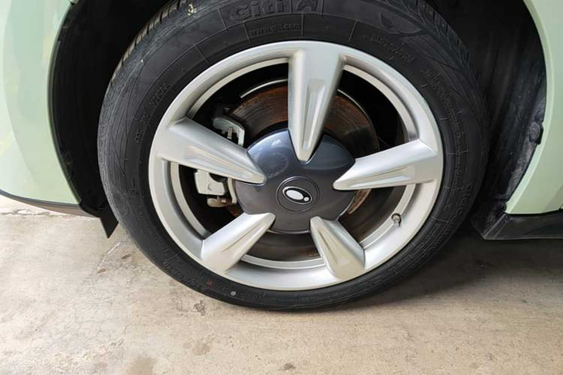 Used ORA Good Cat 2022 Morandi Edition 400km Standard Range Premium Version Lithium-Ion Battery Left Front Wheel Hub