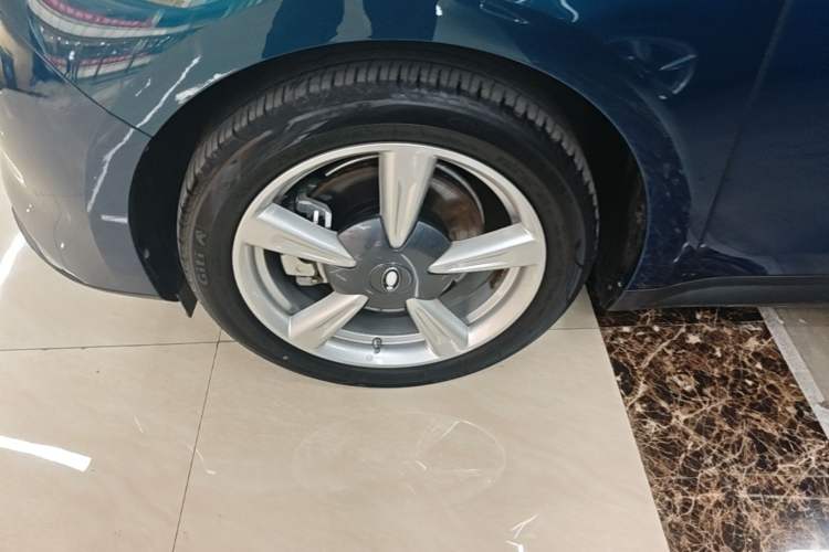 Used ORA Good Cat 2022 400km Standard Range Premium Version Lithium-Ion Battery Left Front Wheel Hub