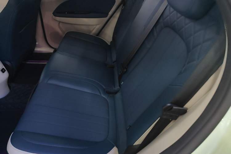 Used ORA Good Cat 2022 Morandi Edition 400km Standard Range Luxury Version Lithium-Ion Battery Left Rear Seat