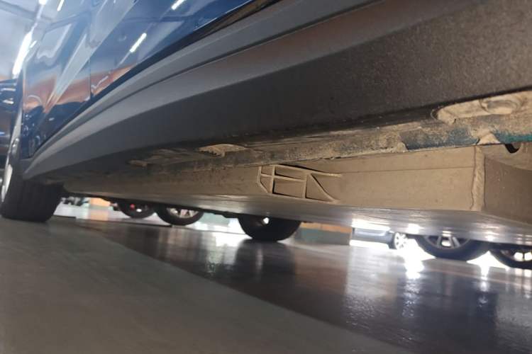 Used ORA Good Cat 2022 Morandi Edition 400km Standard Range Luxury Version Lithium-Ion Battery Left Side Sill