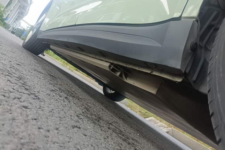 Used ORA Good Cat 2022 Morandi Edition 400km Standard Range Premium Version Lithium-Ion Battery Left Side Sill
