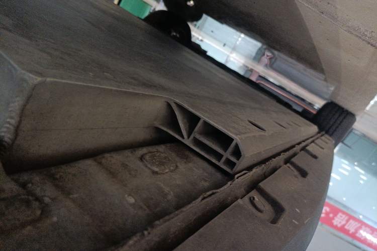 Used ORA Good Cat 2022 400km Standard Range Premium Version Lithium-Ion Battery Left Side Sill