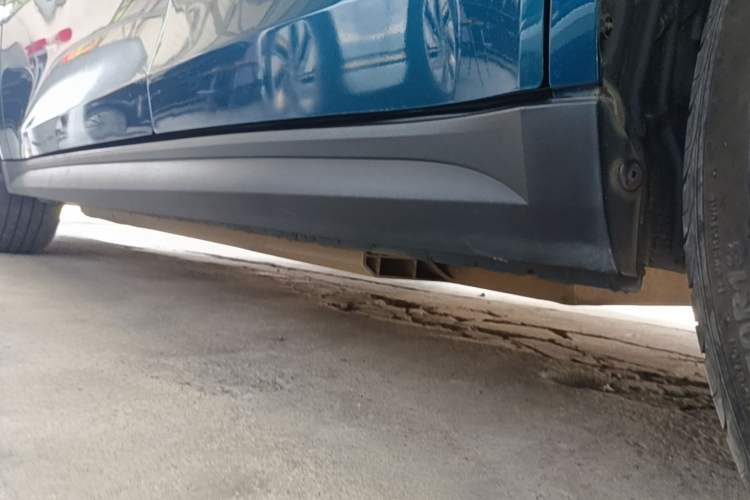 Used ORA Good Cat 2022 Morandi Edition 400km Standard Range Luxury Version Lithium-Ion Battery Left Side Sill