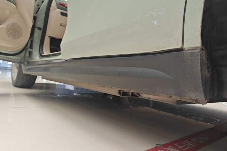 Used ORA Good Cat 2022 Morandi Edition 400km Standard Range Premium Version Lithium-Ion Battery Left Side Sill