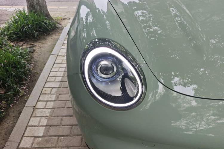 Used ORA Good Cat 2022 Morandi Edition 400km Standard Range Luxury Version Lithium Iron Phosphate Right Front Headlight