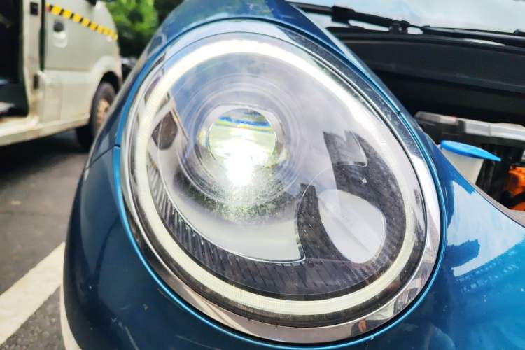 Used ORA Good Cat 2022 Morandi Edition 400km Standard Range Luxury Version Lithium-Ion Battery Right Front Headlight