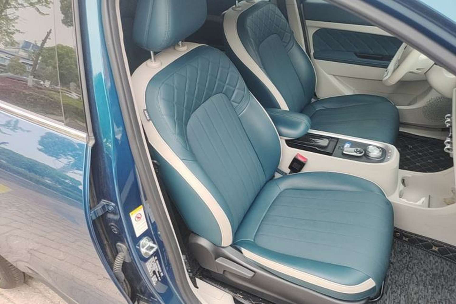 Used ORA Good Cat 2022 Morandi Edition 400km Standard Range Luxury Version Lithium-Ion Battery Right Front Seat