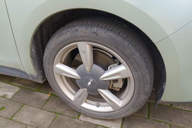 Used ORA Good Cat 2022 400km Standard Range Premium Version Lithium-Ion Battery Right Front Wheel Hub