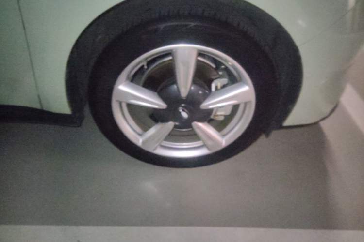 Used ORA Good Cat 2022 Morandi Edition 400km Standard Range Luxury Version Lithium Iron Phosphate Right Front Wheel Hub
