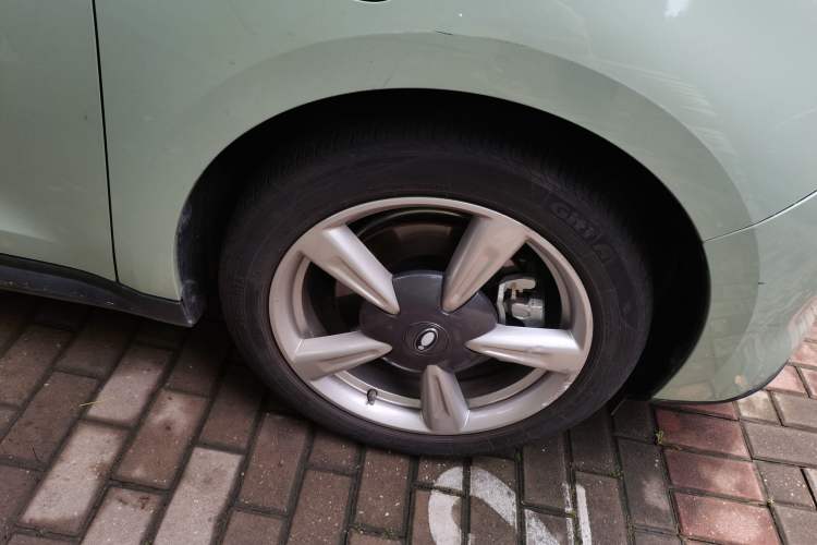 Used ORA Good Cat 2022 400km Standard Range Luxury Version Lithium Iron Phosphate Right Front Wheel Hub