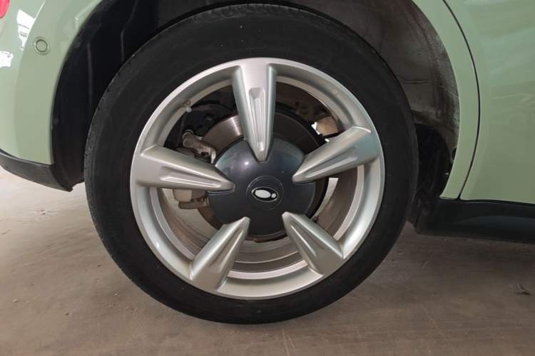 Used ORA Good Cat 2022 Morandi Edition 400km Standard Range Luxury Version Lithium-Ion Battery Right Rear Wheel Hub