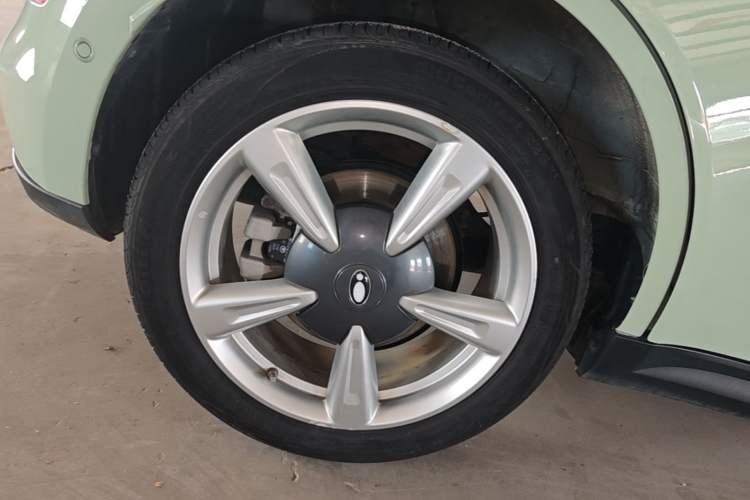 Used ORA Good Cat 2022 Morandi Edition 400km Standard Range Luxury Version Lithium-Ion Battery Right Rear Wheel Hub