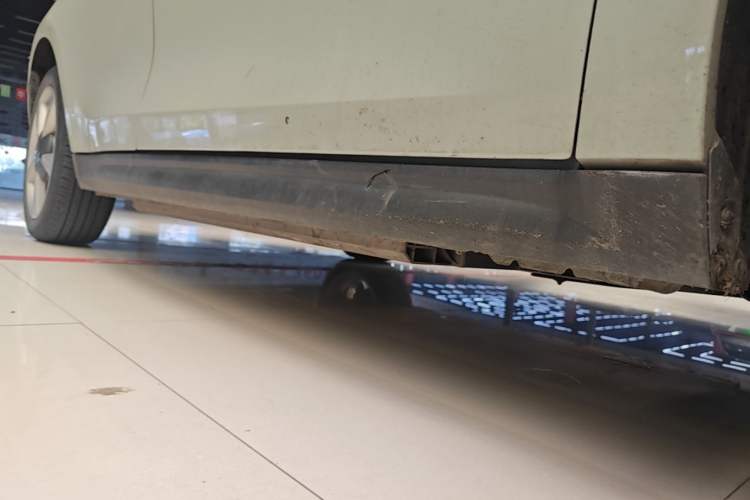 Used ORA Good Cat 2022 Morandi Edition 400km Standard Range Premium Version Lithium-Ion Battery Right Side Sill