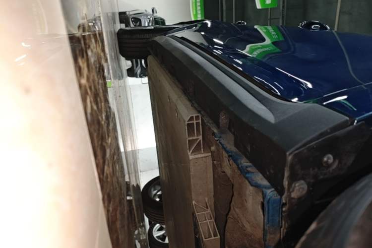 Used ORA Good Cat 2022 400km Standard Range Premium Version Lithium-Ion Battery Right Side Sill