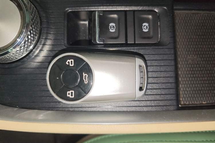 Used ORA Good Cat 2022 Morandi Edition 400km Standard Range Luxury Version Lithium-Ion Battery Vehicle Key